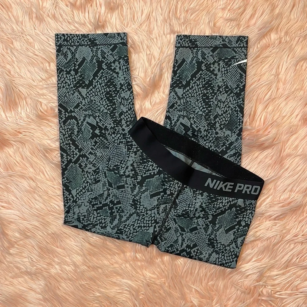 Nike Pro Gray & Black Snakeskin‎ Cropped Leggings Size Small